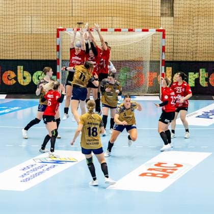 28 09 2025, GER, Handball, Women, Season 2025 2026, DHB Pokal 2 Runde Achtelfinale, Thueringer HC Buxtehuder SV Isabelle Doelle Buxtehuder SV , Julie Holm Thueringer HC,8 99947 Bad Langensalza Salza Halle Sporthalle Mehrz Thüringen Germany