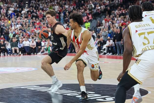 Justinian Jessup FC Bayern Basketball, 10 with ball with Jordan Nwora Red Star Belgrade, 33 , GER, FC Bayern Basketball vs Crvena Zvezda Meridianbet Red Star Belgrade, Basketball, Euroleague, Matchday 2, Season 2025 2026, 02 10 2025, GER, FC Bayern Basketball vs Crvena Zvezda Meridianbet Red Star Belgrade, Basketball, Euroleague, Matchday 2, Season 2025 2026, 02 10 2025 Munich Copyright: xEibner-Pressefoto JennixMaulx EP_JML