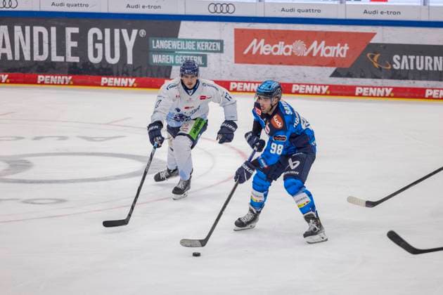 Ingolstadt, Germany 03 October 2025 Penny DEL 2025 2026 Sp 7 ERC Ingolstadt vs Straubing Tigers Pictured from left in duel Adrian Klein Straubing and Peter Abbandonato ERC Saturn Arena Bayern Copyright: xFotostandx xSchäferx