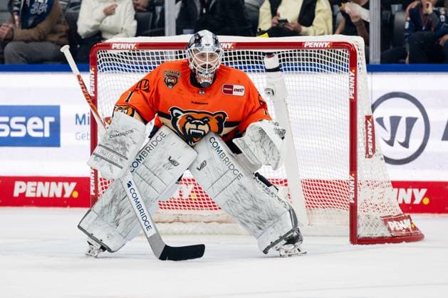 Dustin Strahlmeier Goalkeeper, Grizzlys Wolfsburg, 1 GER, EHC Red Bull Muenchen vs Grizzlys Wolfsburg, Ice Hockey, DEL, Matchday 7, Season 2025 2026, 03 10 2025 GER, EHC Red Bull Muenchen vs Grizzlys Wolfsburg, Ice Hockey, DEL, Matchday 7, Season 2025 2026, 03 10 2025 Muenchen Copyright: xEibner-Pressefoto HeikexFeinerx EP_HFR