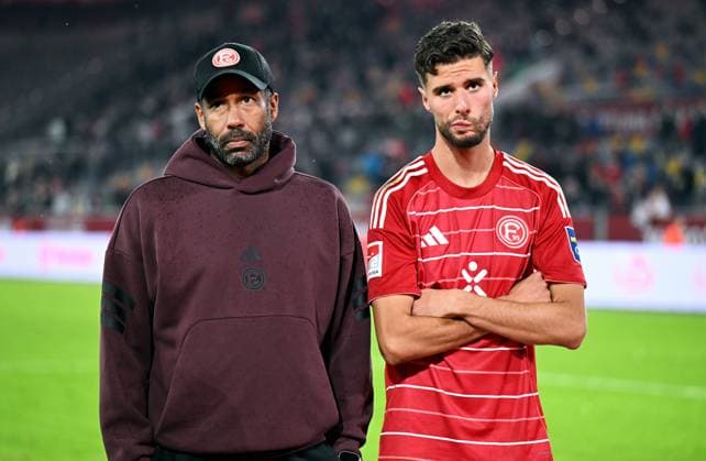 Football, 2 Bundesliga, Germany, Men, Season 2025 2026, Matchday 8, Merkur Spiel Arena Düsseldorf, Fortuna Düsseldorf FC Nürnberg 2 3 Head coach Daniel Thioune F95 and Anouar El Azzouzi F95 disappointed after the end of the match Disappointment, frustration, action
