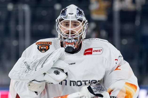 Dustin Strahlmeier Goalkeeper, Grizzlys Wolfsburg, 1 at Warmup GER, EHC Red Bull Muenchen vs Grizzlys Wolfsburg, Ice Hockey, DEL, Matchday 7, Season 2025 2026, 03 10 2025 GER, EHC Red Bull Muenchen vs Grizzlys Wolfsburg, Ice Hockey, DEL, Matchday 7, Season 2025 2026, 03 10 2025 Muenchen Copyright: xEibner-Pressefoto HeikexFeinerx EP_HFR