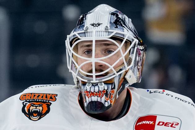 Dustin Strahlmeier Goalkeeper, Grizzlys Wolfsburg, 1 Portrait Portraet GER, EHC Red Bull Muenchen vs Grizzlys Wolfsburg, Ice Hockey, DEL, Matchday 7, Season 2025 2026, 03 10 2025 GER, EHC Red Bull Muenchen vs Grizzlys Wolfsburg, Ice Hockey, DEL, Matchday 7, Season 2025 2026, 03 10 2025 Muenchen Copyright: xEibner-Pressefoto HeikexFeinerx EP_HFR