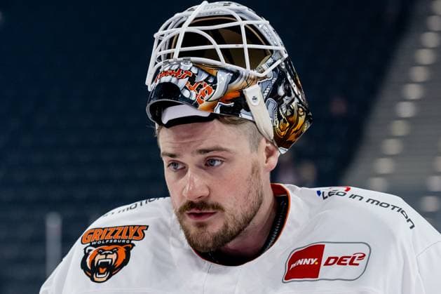 Dustin Strahlmeier Goalkeeper, Grizzlys Wolfsburg, 1 Portrait Portraet GER, EHC Red Bull Muenchen vs Grizzlys Wolfsburg, Ice Hockey, DEL, Matchday 7, Season 2025 2026, 03 10 2025 GER, EHC Red Bull Muenchen vs Grizzlys Wolfsburg, Ice Hockey, DEL, Matchday 7, Season 2025 2026, 03 10 2025 Muenchen Copyright: xEibner-Pressefoto HeikexFeinerx EP_HFR