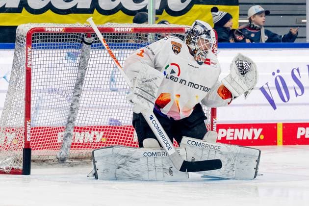Dustin Strahlmeier Goalkeeper, Grizzlys Wolfsburg, 1 at Warmup GER, EHC Red Bull Muenchen vs Grizzlys Wolfsburg, Ice Hockey, DEL, Matchday 7, Season 2025 2026, 03 10 2025 GER, EHC Red Bull Muenchen vs Grizzlys Wolfsburg, Ice Hockey, DEL, Matchday 7, Season 2025 2026, 03 10 2025 Muenchen Copyright: xEibner-Pressefoto HeikexFeinerx EP_HFR
