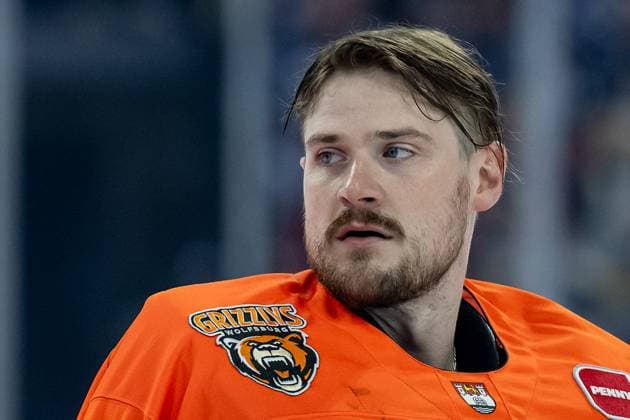 Dustin Strahlmeier Goalkeeper, Grizzlys Wolfsburg, 1 Portrait Portraet GER, EHC Red Bull Muenchen vs Grizzlys Wolfsburg, Ice Hockey, DEL, Matchday 7, Season 2025 2026, 03 10 2025 GER, EHC Red Bull Muenchen vs Grizzlys Wolfsburg, Ice Hockey, DEL, Matchday 7, Season 2025 2026, 03 10 2025 Muenchen Copyright: xEibner-Pressefoto HeikexFeinerx EP_HFR