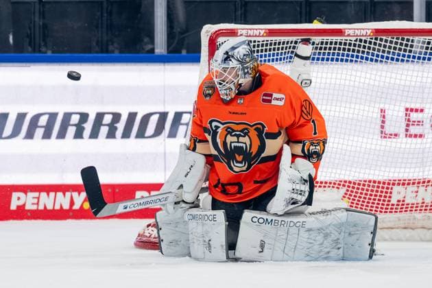 Dustin Strahlmeier Goalkeeper, Grizzlys Wolfsburg, 1 GER, EHC Red Bull Muenchen vs Grizzlys Wolfsburg, Ice Hockey, DEL, Matchday 7, Season 2025 2026, 03 10 2025 GER, EHC Red Bull Muenchen vs Grizzlys Wolfsburg, Ice Hockey, DEL, Matchday 7, Season 2025 2026, 03 10 2025 Muenchen Copyright: xEibner-Pressefoto HeikexFeinerx EP_HFR