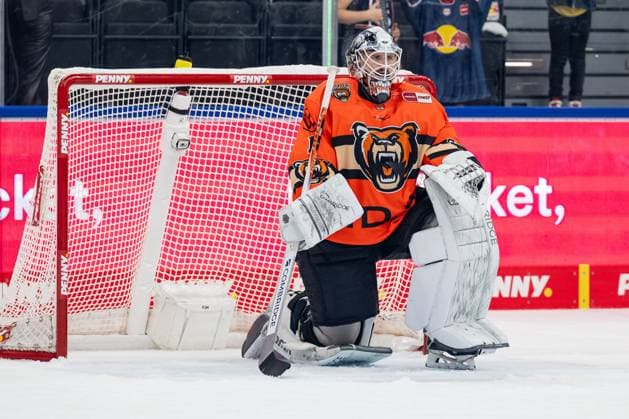 Dustin Strahlmeier Goalkeeper, Grizzlys Wolfsburg, 1 pensive after conceding a goal to tie the score at 5 6 GER, EHC Red Bull Muenchen vs Grizzlys Wolfsburg, Ice Hockey, DEL, Matchday 7, Season 2025 2026, 03 10 2025 GER, EHC Red Bull Muenchen vs Grizzlys Wolfsburg, Ice Hockey, DEL, Matchday 7, Season 2025 2026, 03 10 2025 Muenchen Copyright: xEibner-Pressefoto HeikexFeinerx EP_HFR