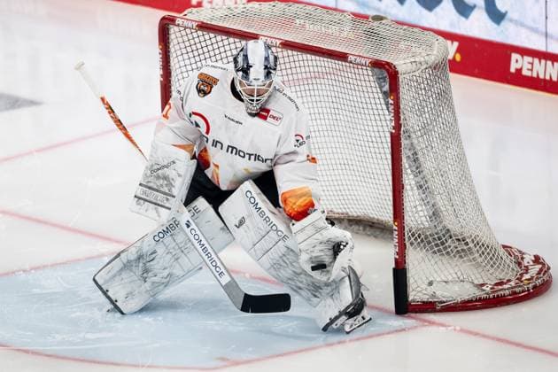 Dustin Strahlmeier Goalkeeper, Grizzlys Wolfsburg, 1 at Warmup GER, EHC Red Bull Muenchen vs Grizzlys Wolfsburg, Ice Hockey, DEL, Matchday 7, Season 2025 2026, 03 10 2025 GER, EHC Red Bull Muenchen vs Grizzlys Wolfsburg, Ice Hockey, DEL, Matchday 7, Season 2025 2026, 03 10 2025 Muenchen Copyright: xEibner-Pressefoto HeikexFeinerx EP_HFR