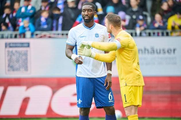 04 10 2025, Soccer, Men, 2 BL Bundesliga , Season 2025 2026, Holstein Kiel SV Darmstadt 98, 8 Matchday Goalkeeper Marcel Schuhen with Patric Pfeiffer Kiel, Holstein Stadion Holstein Stadion Schleswig Holstein Germany