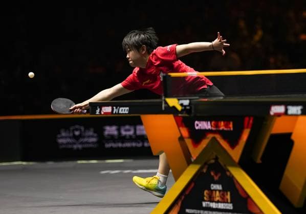 (251004) -- BEIJING, Oct. 4, 2025 -- Sun Yingsha hits a return during the women s singles semifinal match between Sun Yingsha of China and Chen Xingtong of China at 2025 World Table tennis, Tischtennis (WTT) China Smash in Beijing, China, Oct. 4, 2025. ) (SP)CHINA-BEIJING-TABLE TENNIS-WTT-CHINA SMASH-WOMEN S SINGLES-SEMIFINAL(CN) SunxFei
