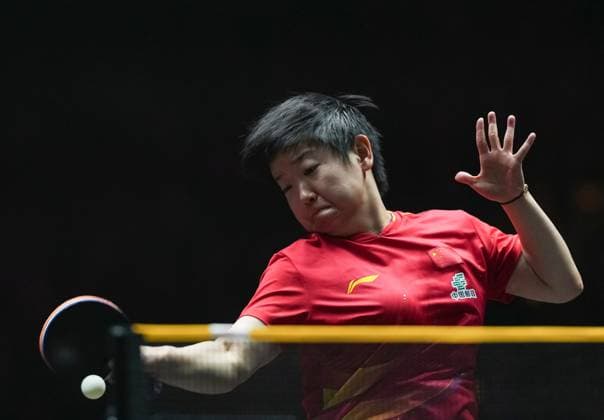 (251004) -- BEIJING, Oct. 4, 2025 -- Sun Yingsha hits a return during the women s singles semifinal match between Sun Yingsha of China and Chen Xingtong of China at 2025 World Table tennis, Tischtennis (WTT) China Smash in Beijing, China, Oct. 4, 2025. ) (SP)CHINA-BEIJING-TABLE TENNIS-WTT-CHINA SMASH-WOMEN S SINGLES-SEMIFINAL(CN) SunxFei