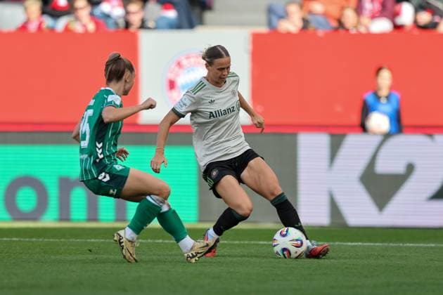Klara Buehl FC Bayern Muenchen, 17 with ball with Michelle Weiss SV Werder Bremen, 15 , GER, FC Bayern Muenchen vs SV Werder Bremen, Soccer, Google Pixel Women Bundesliga, 5 Matchday, Season 2025 2026, 04 10 2025, DFL DFB REGULATIONS PROHIBIT ANY USE OF PHOTOGRAPHS as IMAGE SEQUENCES and or QUASI VIDEO, GER, FC Bayern Muenchen vs SV Werder Bremen, Football, Google Pixel Frauen Bundesliga, 5 Spieltag, Saison 2025 2026, 04 10 2025 Muenchen Copyright: xEibner-Pressefoto JennixMaulx EP_JML