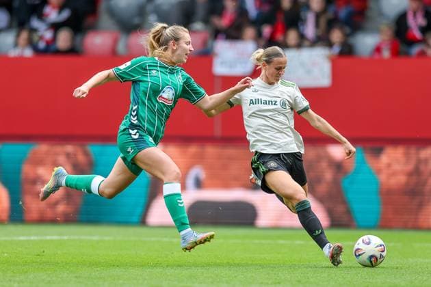 Klara Buehl FC Bayern Muenchen, 17 with ball with Maria Penner SV Werder Bremen, 33 , GER, FC Bayern Muenchen vs SV Werder Bremen, Soccer, Google Pixel Women Bundesliga, 5 Matchday, Season 2025 2026, 04 10 2025, DFL DFB REGULATIONS PROHIBIT ANY USE OF PHOTOGRAPHS as IMAGE SEQUENCES and or QUASI VIDEO, GER, FC Bayern Muenchen vs SV Werder Bremen, Football, Google Pixel Frauen Bundesliga, 5 Spieltag, Saison 2025 2026, 04 10 2025 Muenchen Copyright: xEibner-Pressefoto JennixMaulx EP_JML