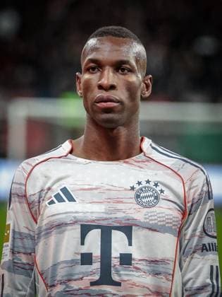 Nicolas Jackson 11 FC Bayern Muenchen with the fans, Eintracht Frankfurt vs FC Bayern Muenchen, DFL, Bundesliga, Saison 2025 2026, Deutsche Bank Park, Hinrunde, 6 Spieltag, 04 10 2025 DFB regulations prohibit any use of photographs as image sequences and or quasi video Frankfurt Hessen Germany Copyright: xkolbert-press MartinxAgüerax