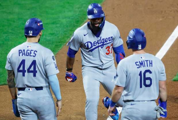 Los Angeles Dodgers Teoscar Hernandez (37) celebrates with Andy Pages (44) and Will Smith (16) after knocking them in with a three-run home run in the seventh inning against the Philadelphia Phillies during game one of the MLB, Baseball Herren, USA National League Division Series at Citizens Bank Park in Philadelphia on Saturday, October 4, 2025. PHI20251004833 LAURENCExKESTERSON