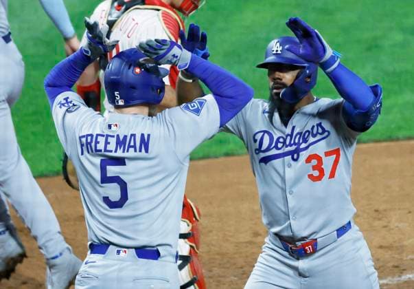 Los Angeles Dodgers Teoscar Hernandez (37) celebrates with Freddie Freeman after hitting a three-run home run in the seventh inning against the Philadelphia Phillies during game one of the MLB, Baseball Herren, USA National League Division Series at Citizens Bank Park in Philadelphia on Saturday, October 4, 2025. PHI20251004834 LAURENCExKESTERSON