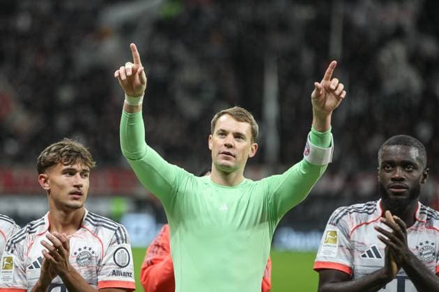 Manuel Neuer FC Bayern Muenchen, goalkeeper 01 with the fans with Tom Bischof FC Bayern Muenchen, 20 and Dayot Upamecano FC Bayern Muenchen, 02 , GER, Eintracht Frankfurt vs 1 FC Bayern Muenchen, 1 Bundesliga, Matchday 6, 2025 2026, 04 10 2025, DFL REGULATES PROHIBIT ANY USE OF PHOTOGRAPHS AS IMAGE SEQUENCES AND OR QUASI VIDEO, GER, Eintracht Frankfurt vs 1 FC Bayern Muenchen, 1 Bundesliga, Matchday 6, 2025 2026, 04 10 2025 Frankfurt Copyright: xEibner-Pressefoto JanxPrihodax EP_JPA