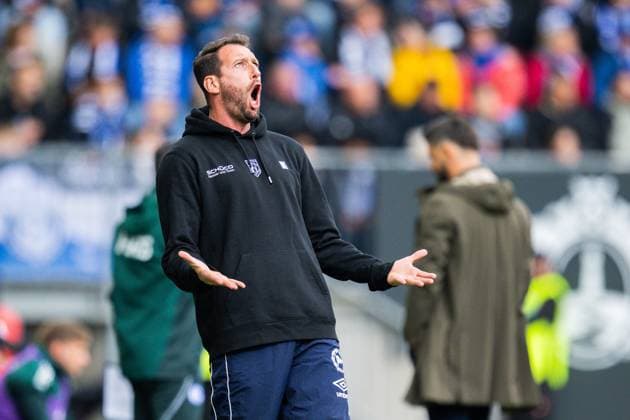 05 10 2025 Soccer, 2025 2026, 2 Bundesliga, 8 Matchday, DSC Arminia Bielefeld FC Schalke 04 Mitch Kniat Coach Bielefeld DFL REGULATIONS PROHIBIT ANY USE OF PHOTOGRAPHS AS IMAGE SEQUENCES AND OR QUASI VIDEO