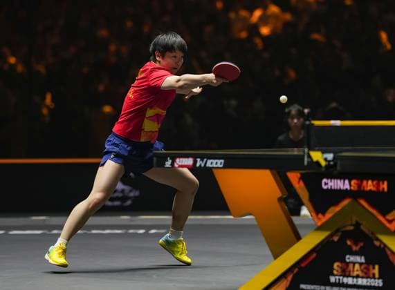 (251005) -- BEIJING, Oct. 5, 2025 -- Sun Yingsha hits a return during the women s singles final match between Sun Yingsha of China and Wang Manyu of China at 2025 World Table tennis, Tischtennis (WTT) China Smash in Beijing, China, Oct. 5, 2025. ) (SP)CHINA-BEIJING-TABLE TENNIS-WTT-CHINA SMASH-WOMEN S SINGLES-FINAL (CN) SunxFei