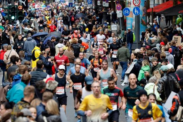 Participants in the 27 Generali Cologne Marathon 2025 run through Cologne city center Numerous spectators cheer on the runners with homemade posters Theme image, symbolic image Cologne, 05 10 2025 NRW Germany Copyright: xChristophxHardtx