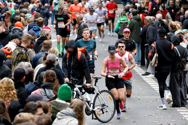 Participants in the 27 Generali Cologne Marathon 2025 run through Cologne city center Numerous spectators cheer on the runners with homemade posters Time and again, runners get out of step as spectators change sides of the road or push bicycles into the running track Themed image, symbolic image Cologne, 05 10 2025 NRW Germany Copyright: xChristophxHardtx