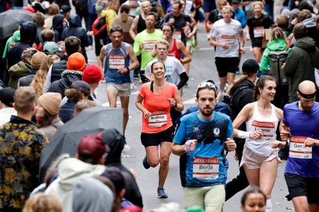 Participants in the 27 Generali Cologne Marathon 2025 run through Cologne city center Numerous spectators cheer on the runners with homemade posters Themed picture, symbolic picture Cologne, 05 10 2025 NRW Germany Copyright: xChristophxHardtx