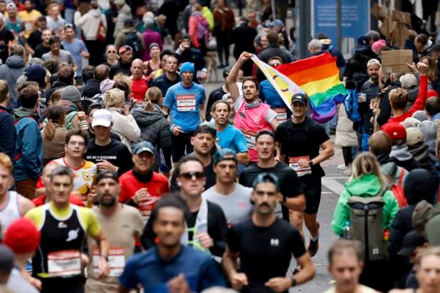Participants in the 27 Generali Cologne Marathon 2025 run through Cologne city center Numerous spectators cheer on the runners with homemade posters Themed picture, symbolic picture Cologne, 05 10 2025 NRW Germany Copyright: xChristophxHardtx