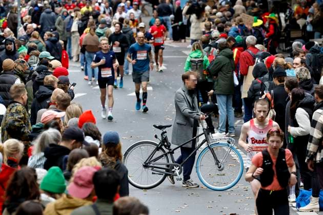 Participants in the 27 Generali Cologne Marathon 2025 run through Cologne city center Numerous spectators cheer on the runners with homemade posters Time and again, runners get out of step as spectators change sides of the road or push bicycles into the running track Themed image, symbolic image Cologne, 05 10 2025 NRW Germany Copyright: xChristophxHardtx