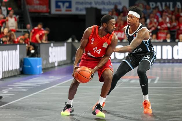 Kamar Baldwin FC Bayern Basketball, 44 with Justin Edler Davis Veolia Towers Hamburg, 19 , GER, FC Bayern Basketball vs Veolia Towers Hamburg, Basketball, easycredit Basketball Bundesliga, Matchday 3, Season 2025 2026, 05 10 2025, GER, FC Bayern Basketball vs Veolia Towers Hamburg, Basketball, easycredit Basketball Bundesliga, Matchday 3, Season 2025 2026, 05 10 2025 Munich Copyright: xEibner-Pressefoto JennixMaulx EP_JML