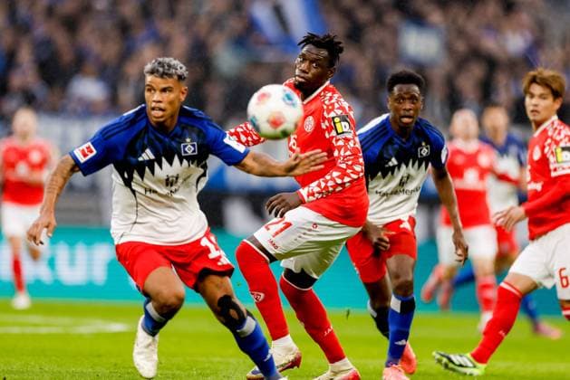 Hamburg, October 5, 2025 Soccer, 1 Bundesliga 2025 26, Hamburger SV 1 FSV Mainz 05 Ransford Yeboah Königsdörffer Hamburger SV, 11 , Danny da Costa 1 FSV Mainz 05, 21 DFL REGULATIONS PROHIBIT ANY USE OF PHOTOGRAPHS AS IMAGE SEQUENCES AND OR QUASI VIDEO