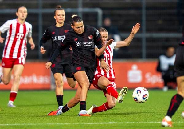 duel between Carlotta Wamser Bayer 04 Leverkusen, 37 and Laura Donhauser 1 FC Koeln, 25 05 10 2025, 1 FC Köln Bayer Leverkusen, Fußball, Google Pixel Frauen Bundesliga, GER, Köln, Franz Kremer Stadion DFL regulations prohibit any use of photographs as image sequences and or quasi video Copyright: HMBxMedia xMarcoxBader