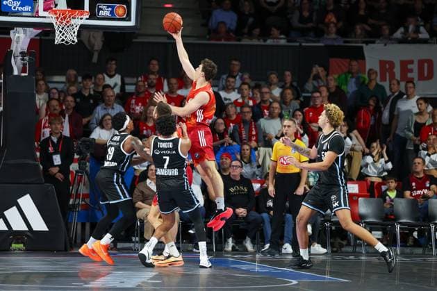 Justinian Jessup FC Bayern Basketball, 10 with ball at the basket, with Zacharie Perrin Veolia Towers Hamburg, 52 and Jean Pierre Tokoto Veolia Towers Hamburg, 07 , with Justin Edler Davis Veolia Towers Hamburg, 19 , GER, FC Bayern Basketball vs Veolia Towers Hamburg, Basketball, easycredit Basketball Bundesliga, Matchday 3, Season 2025 2026, 05 10 2025, GER, FC Bayern Basketball vs Veolia Towers Hamburg, Basketball, easycredit Basketball Bundesliga, Matchday 3, Season 2025 2026, 05 10 2025 Muenchen Copyright: xEibner-Pressefoto JennixMaulx EP_JML