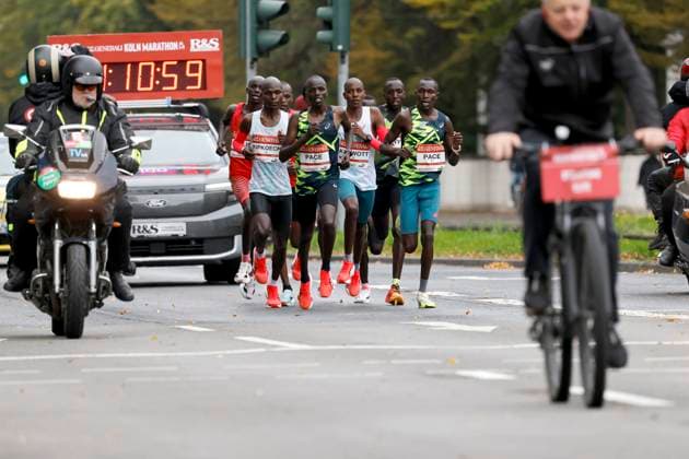 Participants in the 27 Generali Cologne Marathon 2025 run through Cologne city center The leading group around the eventual winner Barnaba Kipkoech l, white jersey runs along Aachener Straße Themed image, symbolic image Cologne, 05 10 2025 NRW Germany Copyright: xChristophxHardtx