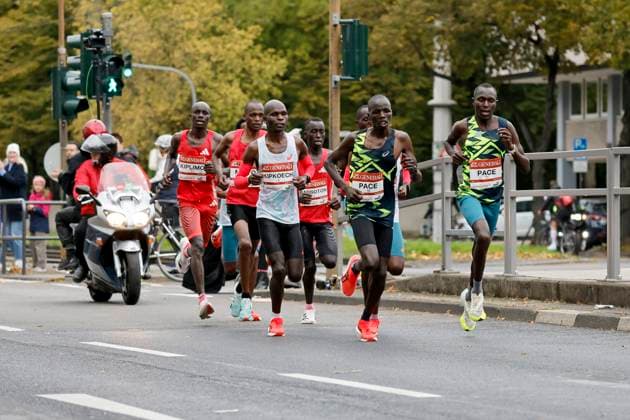 Participants in the 27 Generali Cologne Marathon 2025 run through Cologne city center The leading group around the eventual winner Barnaba Kipkoech l, white jersey runs along Aachener Straße Themed image, symbolic image Cologne, 05 10 2025 NRW Germany Copyright: xChristophxHardtx