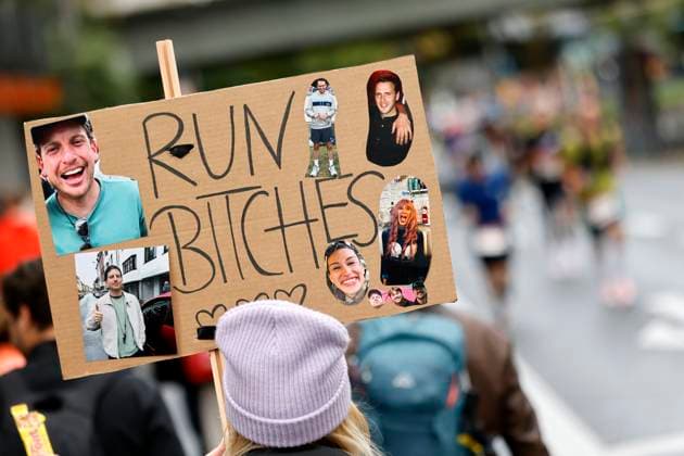 Participants in the 27 Generali Cologne Marathon 2025 run through Cologne city center Numerous spectators cheer on the runners with homemade posters Theme image, symbolic image Cologne, 05 10 2025 NRW Germany Copyright: xChristophxHardtx