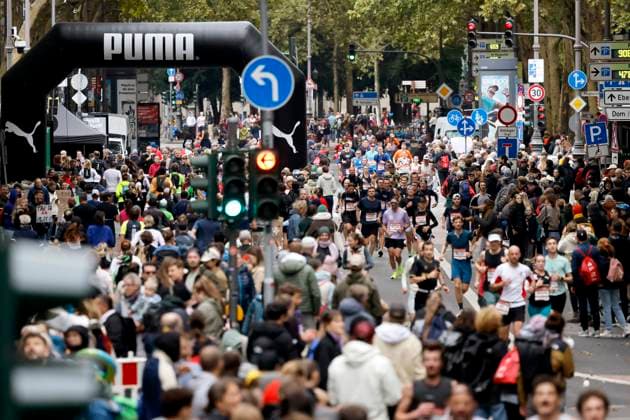 Participants in the 27 Generali Cologne Marathon 2025 run through Cologne city center Numerous spectators cheer on the runners with homemade posters Theme image, symbolic image Cologne, 05 10 2025 NRW Germany Copyright: xChristophxHardtx