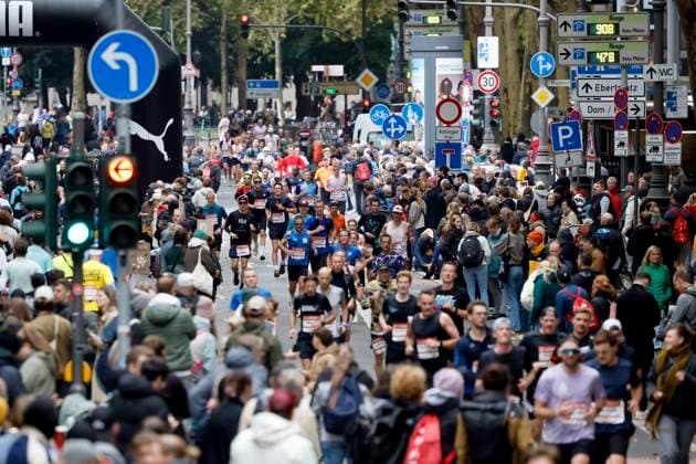 Participants in the 27 Generali Cologne Marathon 2025 run through Cologne city center Numerous spectators cheer on the runners with homemade posters Theme image, symbolic image Cologne, 05 10 2025 NRW Germany Copyright: xChristophxHardtx
