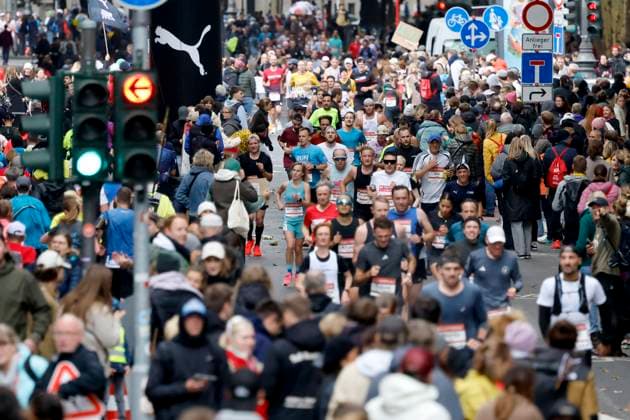 Participants in the 27 Generali Cologne Marathon 2025 run through Cologne city center Numerous spectators cheer on the runners with homemade posters Theme image, symbolic image Cologne, 05 10 2025 NRW Germany Copyright: xChristophxHardtx