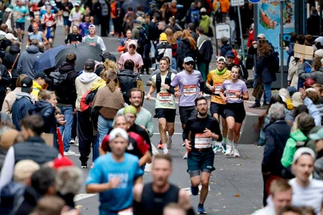 Participants in the 27 Generali Cologne Marathon 2025 run through Cologne city center Numerous spectators cheer on the runners with homemade posters Theme image, symbolic image Cologne, 05 10 2025 NRW Germany Copyright: xChristophxHardtx