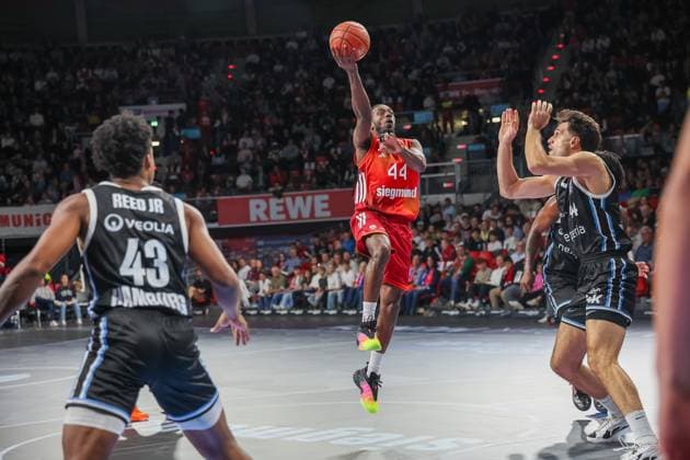 Kamar Baldwin FC Bayern Basketball, 44 with ball on throw, with Benedikt Turudic Veolia Towers Hamburg, 44 and Eric Reed Jr Veolia Towers Hamburg, 43 , GER, FC Bayern Basketball vs Veolia Towers Hamburg, Basketball, easycredit Basketball Bundesliga, Matchday 3, Season 2025 2026, 05 10 2025, GER, FC Bayern Basketball vs Veolia Towers Hamburg, Basketball, easycredit Basketball Bundesliga, Matchday 3, Season 2025 2026, 05 10 2025 Muenchen Copyright: xEibner-Pressefoto JennixMaulx EP_JML