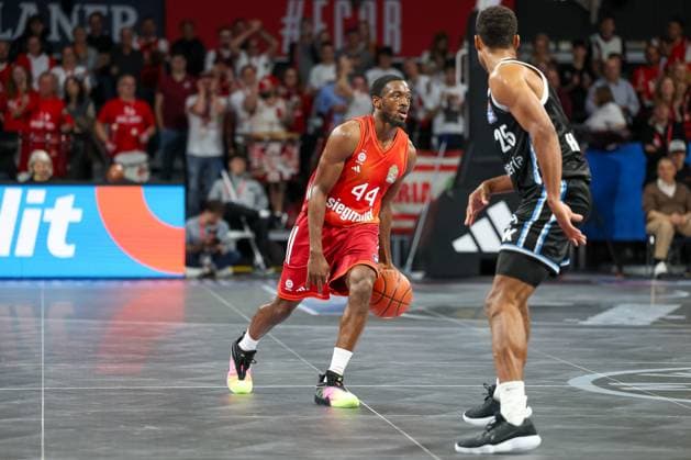Kamar Baldwin FC Bayern Basketball, 44 mti ball with Kenneth Ogbe Veolia Towers Hamburg, 25 , GER, FC Bayern Basketball vs Veolia Towers Hamburg, Basketball, easycredit Basketball Bundesliga, Matchday 3, Season 2025 2026, 05 10 2025, GER, FC Bayern Basketball vs Veolia Towers Hamburg, Basketball, easycredit Basketball Bundesliga, Matchday 3, Season 2025 2026, 05 10 2025 Munich Copyright: xEibner-Pressefoto JennixMaulx EP_JML