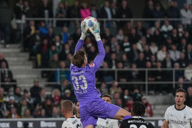 Moritz Nicolas Borussia Mönchengladbach, 33 on the ball , Germany, Soccer, 1 Bundesliga, Matchday 6, 2025 2026, Borussia Mönchengladbach vs SC Freiburg, 05 10 2025, BORUSSIA PARK, Mönchengladbach, Germany DFL REGULATIONS PROHIBIT ANY USE OF PHOTOGRAPHS AS IMAGE SEQUENCES AND OR QUASI VIDEO Mönchengladbach BORUSSIA PARK North Rhine-Westphalia Germany Copyright: xArnexAmbergx