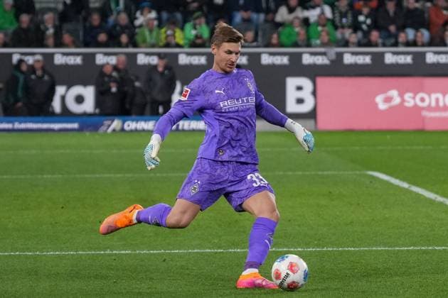 Moritz Nicolas Borussia Mönchengladbach, 33 on the ball , Germany, Soccer, 1 Bundesliga, Matchday 6, 2025 2026, Borussia Mönchengladbach vs SC Freiburg, 05 10 2025, BORUSSIA PARK, Mönchengladbach, Germany DFL REGULATIONS PROHIBIT ANY USE OF PHOTOGRAPHS AS IMAGE SEQUENCES AND OR QUASI VIDEO Mönchengladbach BORUSSIA PARK North Rhine-Westphalia Germany Copyright: xArnexAmbergx