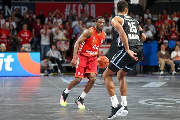 Kamar Baldwin FC Bayern Basketball, 44 with ball with Kenneth Ogbe Veolia Towers Hamburg, 25 , GER, FC Bayern Basketball vs Veolia Towers Hamburg, Basketball, easycredit Basketball Bundesliga, Matchday 3, Season 2025 2026, 05 10 2025, GER, FC Bayern Basketball vs Veolia Towers Hamburg, Basketball, easycredit Basketball Bundesliga, Matchday 3, Season 2025 2026, 05 10 2025 Munich Copyright: xEibner-Pressefoto JennixMaulx EP_JML