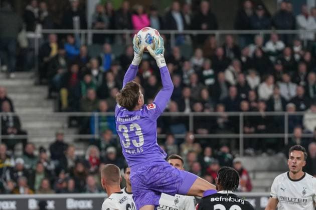 Moritz Nicolas Borussia Mönchengladbach, 33 on the ball , Germany, Soccer, 1 Bundesliga, Matchday 6, 2025 2026, Borussia Mönchengladbach vs SC Freiburg, 05 10 2025, BORUSSIA PARK, Mönchengladbach, Germany DFL REGULATIONS PROHIBIT ANY USE OF PHOTOGRAPHS AS IMAGE SEQUENCES AND OR QUASI VIDEO Mönchengladbach BORUSSIA PARK North Rhine-Westphalia Germany Copyright: xArnexAmbergx