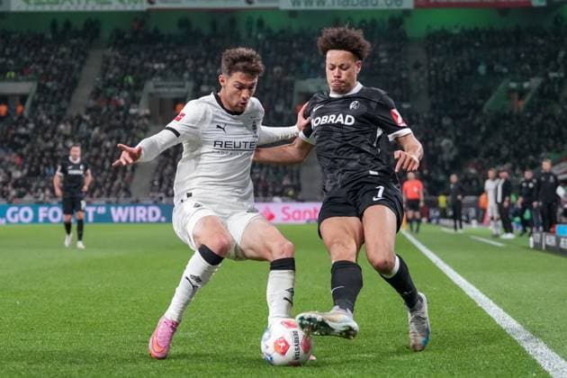 Joe Scally Borussia Mönchengladbach, 29 in duel with Derry Scherhant SC Freiburg, 07 , Germany, Soccer, 1 Bundesliga, Matchday 6, 2025 2026, Borussia Mönchengladbach vs SC Freiburg, 05 10 2025, BORUSSIA PARK, Mönchengladbach, Germany DFL REGULATIONS PROHIBIT ANY USE OF PHOTOGRAPHS AS IMAGE SEQUENCES AND OR QUASI VIDEO Mönchengladbach BORUSSIA PARK North Rhine-Westphalia Germany Copyright: xArnexAmbergx