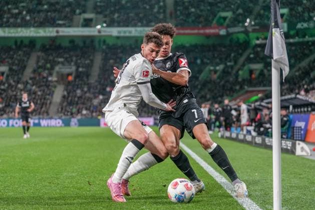 Joe Scally Borussia Mönchengladbach, 29 in duel with Derry Scherhant SC Freiburg, 07 , Germany, Soccer, 1 Bundesliga, Matchday 6, 2025 2026, Borussia Mönchengladbach vs SC Freiburg, 05 10 2025, BORUSSIA PARK, Mönchengladbach, Germany DFL REGULATIONS PROHIBIT ANY USE OF PHOTOGRAPHS AS IMAGE SEQUENCES AND OR QUASI VIDEO Mönchengladbach BORUSSIA PARK North Rhine-Westphalia Germany Copyright: xArnexAmbergx