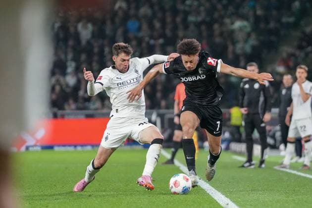 Joe Scally Borussia Mönchengladbach, 29 in duel with Derry Scherhant SC Freiburg, 07 , Germany, Soccer, 1 Bundesliga, Matchday 6, 2025 2026, Borussia Mönchengladbach vs SC Freiburg, 05 10 2025, BORUSSIA PARK, Mönchengladbach, Germany DFL REGULATIONS PROHIBIT ANY USE OF PHOTOGRAPHS AS IMAGE SEQUENCES AND OR QUASI VIDEO Mönchengladbach BORUSSIA PARK North Rhine-Westphalia Germany Copyright: xArnexAmbergx