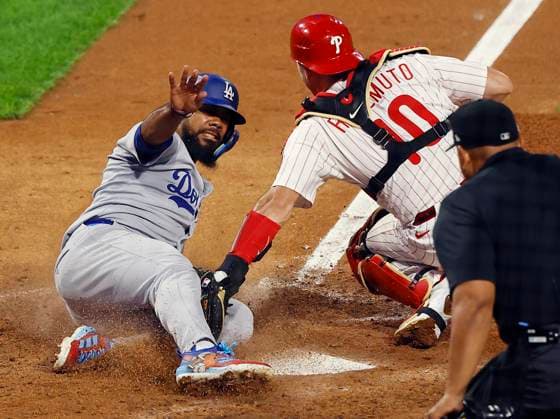 Los Angeles Dodgers Teoscar Hernandez (37) slides into home to score past the tag of Philadelphia Phillies catcher J.T. Realmuto (10) in the seventh inning during game two of the MLB, Baseball Herren, USA National League Division Series at Citizens Bank Park in Philadelphia on Monday, October 6, 2025. PHI20251006815 LAURENCExKESTERSON
